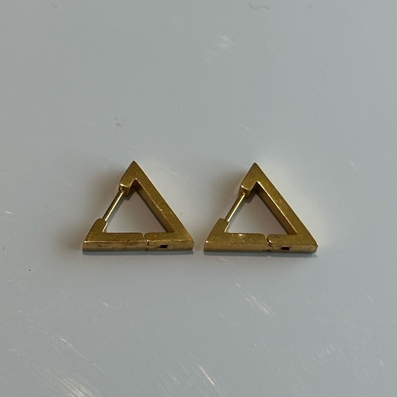 Gold triangle earrings - Picture 4 of 4